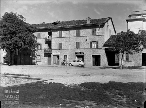 Piazza e albergo Aurora [2]