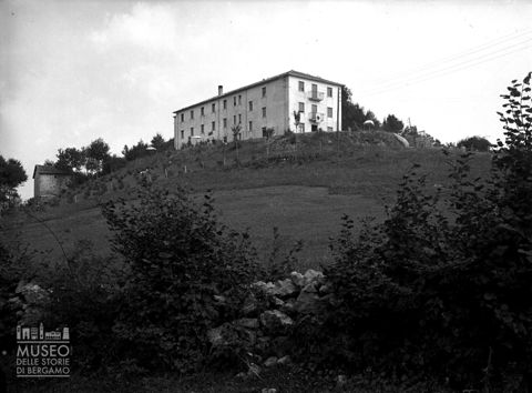 Edificio sul crinale