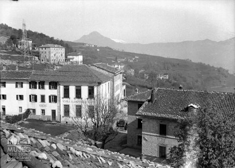 Panorama con municipio e scuola