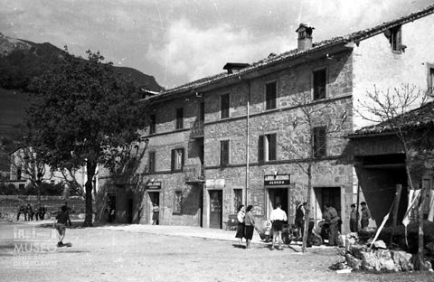 Piazza e albergo