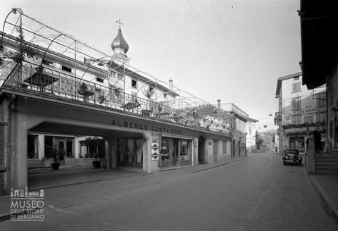 Strada con albergo