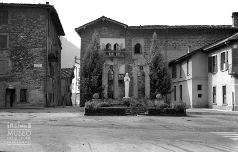 Fino del Monte, Monumento ai caduti