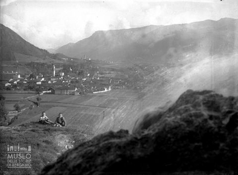 Panorama con cascata e bambini