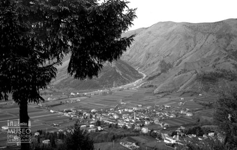 Rovetta e Fino del Monte da un'altura