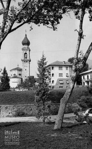 Rovetta, campanile da un parco