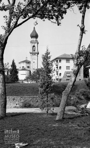 Rovetta, campanile da un parco