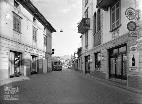 Strada con negozi