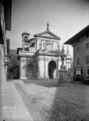 Piazza con chiesa e monumento