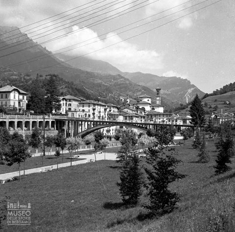 Parco pubblico e centro abitato