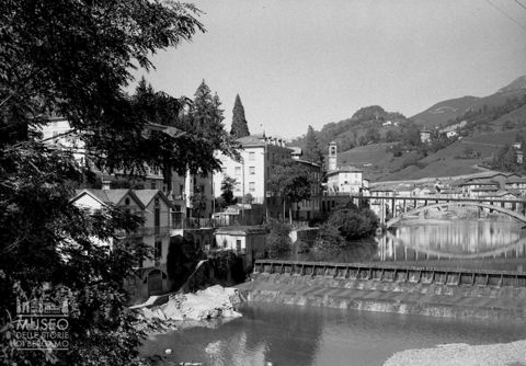 Centro abitato con fiume