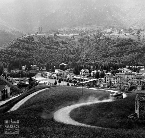 Strada con autobus e abitazioni