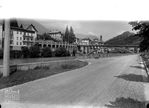 Strada lungo il fiume
