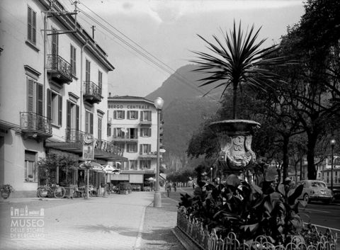 Viale con albergo e bar