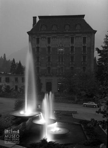 Fontana e albergo in notturna