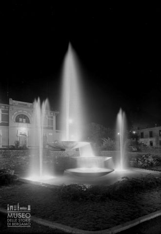 Fontana e stazione di notte