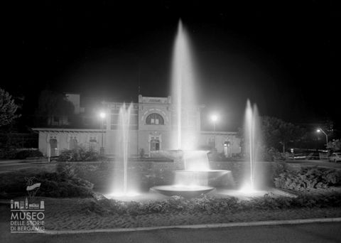 Fontana e stazione di notte