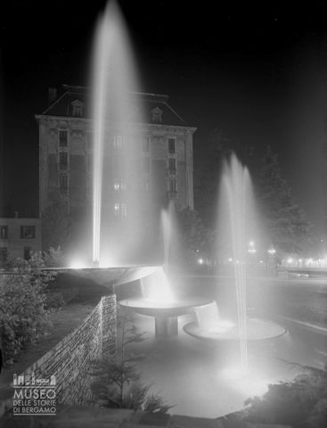 Fontana della stazione di notte