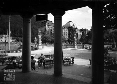Grand Hotel dall'ingresso dell'edificio dell'Acqua San Pellegrino