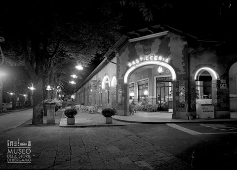 Pasticceria e viale, ripresa notturna