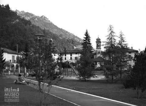 Parco giochi e campanile