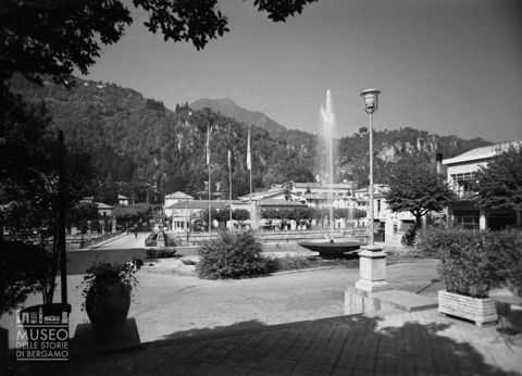 Piazza con fontana