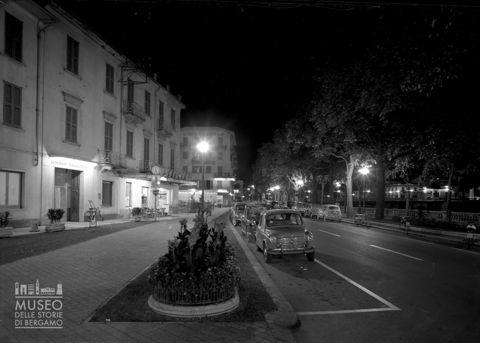 Viale con alberghi, ripresa notturna