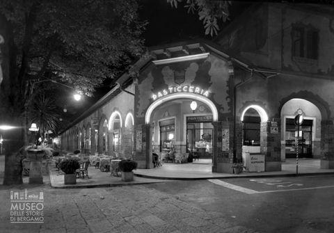 Pasticceria, ripresa serale
