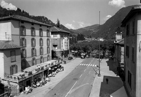Strada con alberghi