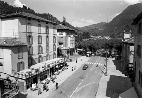 Strada con alberghi