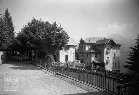 Viale alberato e ville