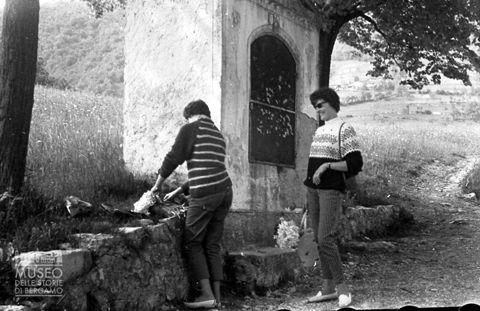 Donne presso una cappella votiva