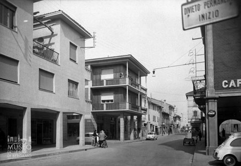 Strada con negozi