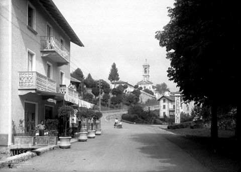 Salita verso la chiesa
