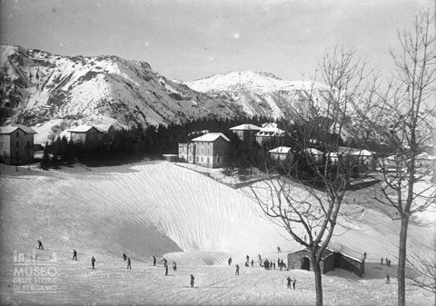 Prati innevati e case