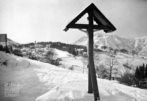 Crocifisso e panorama invernale