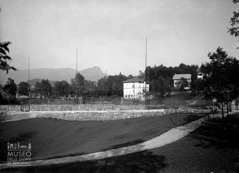 Campo da tennis e abitazioni