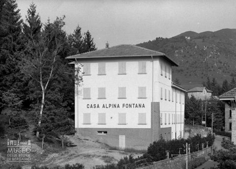 Edificio e bosco