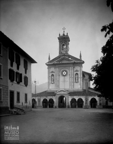 Chiesa parrocchiale con luminarie [1]