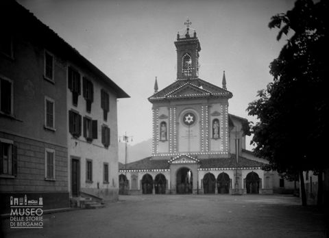 Chiesa parrocchiale con luminarie [2]