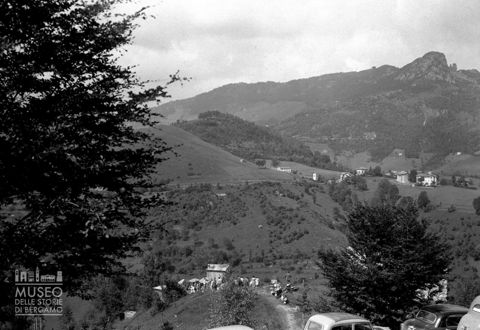 panorama con veicoli parcheggiati