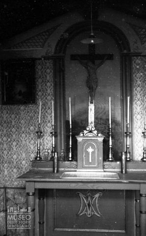 Altare con crocifisso