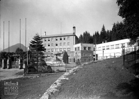 Ingresso colonia con bambini
