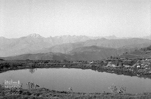 Laghetto e montagne