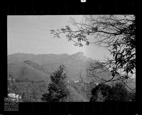 Veduta della Cornagera tra gli alberi