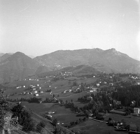 Veduta di Selvino e del Monte Cornagera