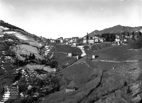 Panorama con prati innevati