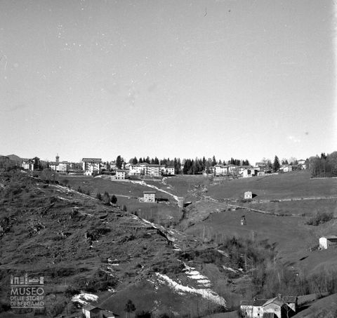 Veduta di Selvino con cabinovia