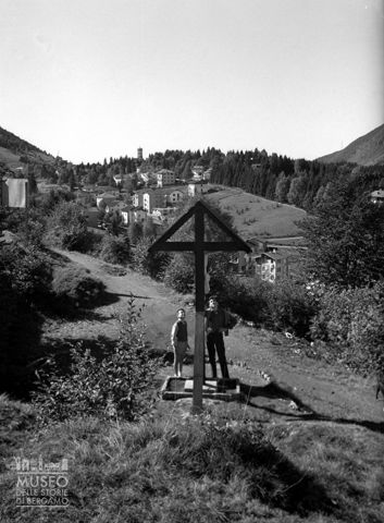 Ragazzi presso un crocifisso