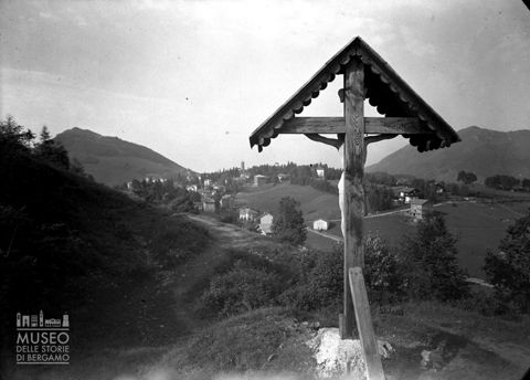 Crocifisso e paese