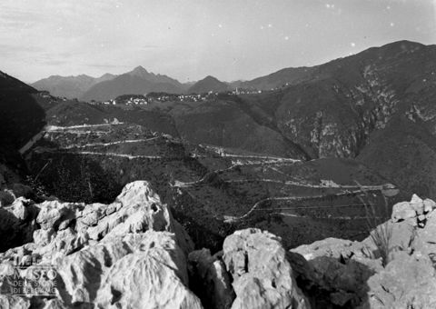 Veduta su una strada con tornanti